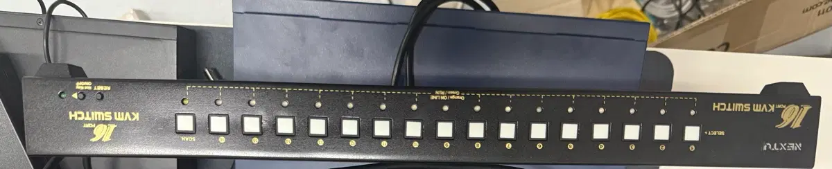 넥스투 16포트 KVM 스위치