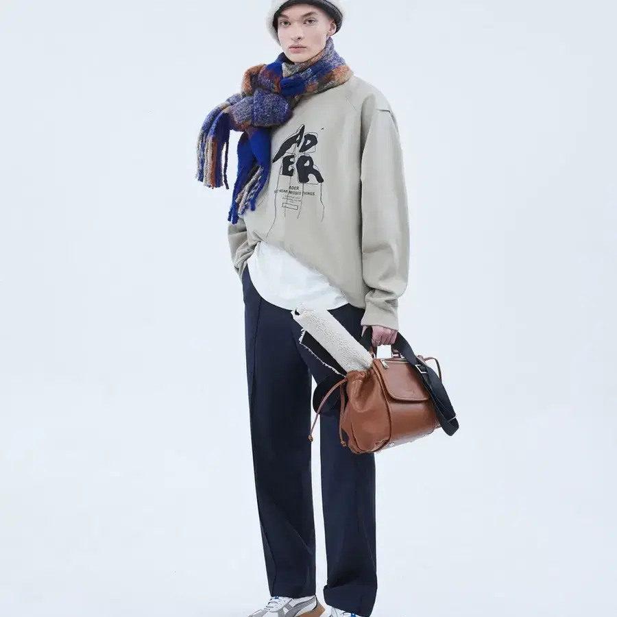 아더에러 21FW Sculpture Logo Sweatshirt Beige / A2