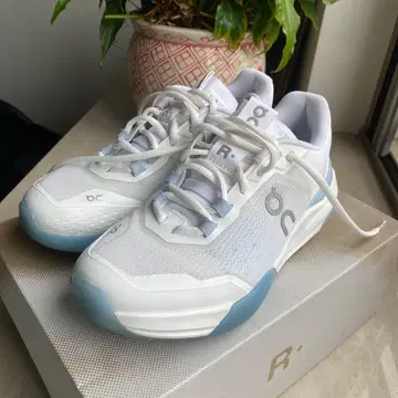 ON THE ROGER 온 테니스화 24.0