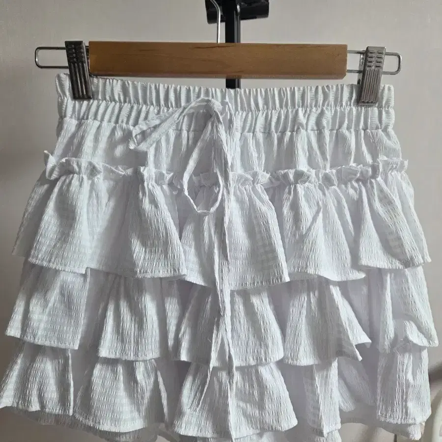 화이트 프릴 캉캉 반바지
