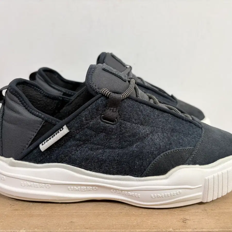 엄브로 스니커즈 250