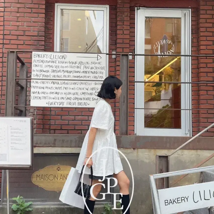 제이페이지 트윙클 블라우스 화이트 + 핀턱바지 차콜 사이즈s 세트 입니다