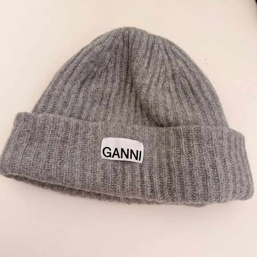 가니(GANNI) 로고 패치 골지 니트 비니