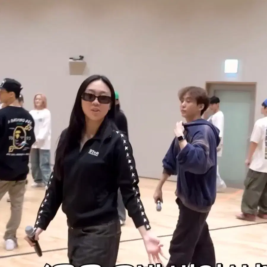 골든구스 트랙탑 검정 별 패턴