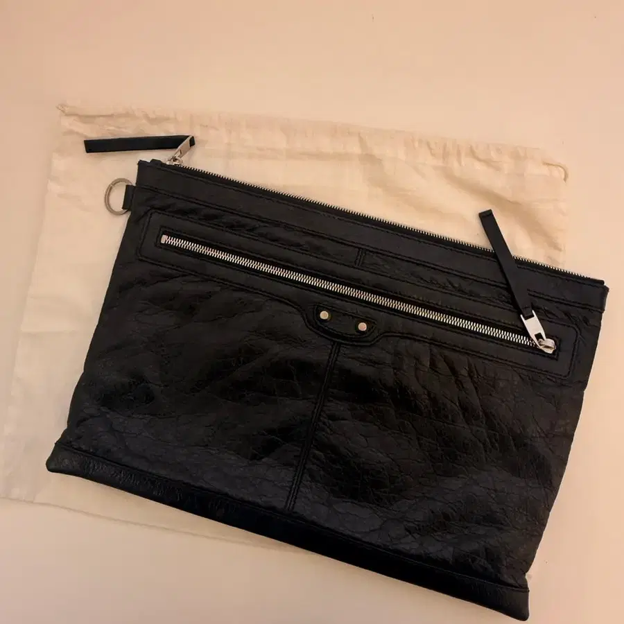 <정품>발렌시아가(BALENCIAGA) 클래식 모터 클립 레더 클러치백