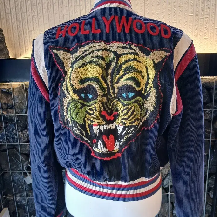 구찌 할리우드 타이거 코듀로이 봄버 자켓 Gucci Blue Corduroy 'Hollywood' Bomber Jacket
