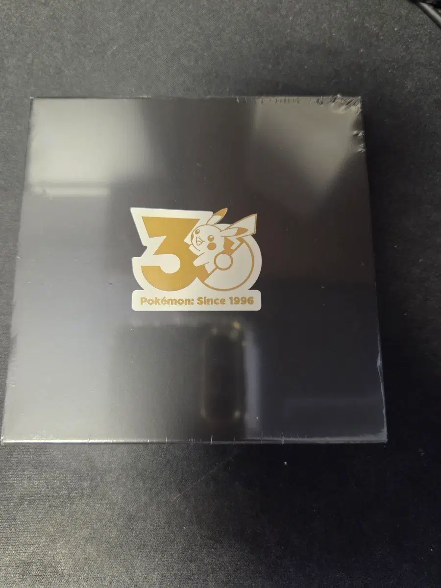 포켓몬스토어 30주년 기념 뱃지 8월