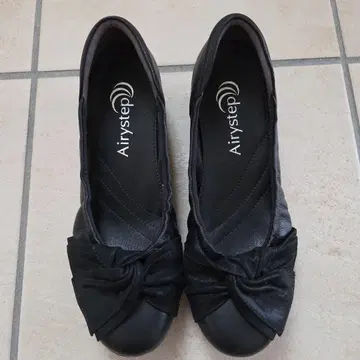 [Airystep] 플랫슈즈 블랙 23cm 힐 2cm 리본