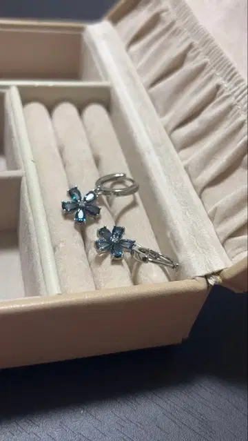 런던 블루 토파즈 꽃 귀걸이