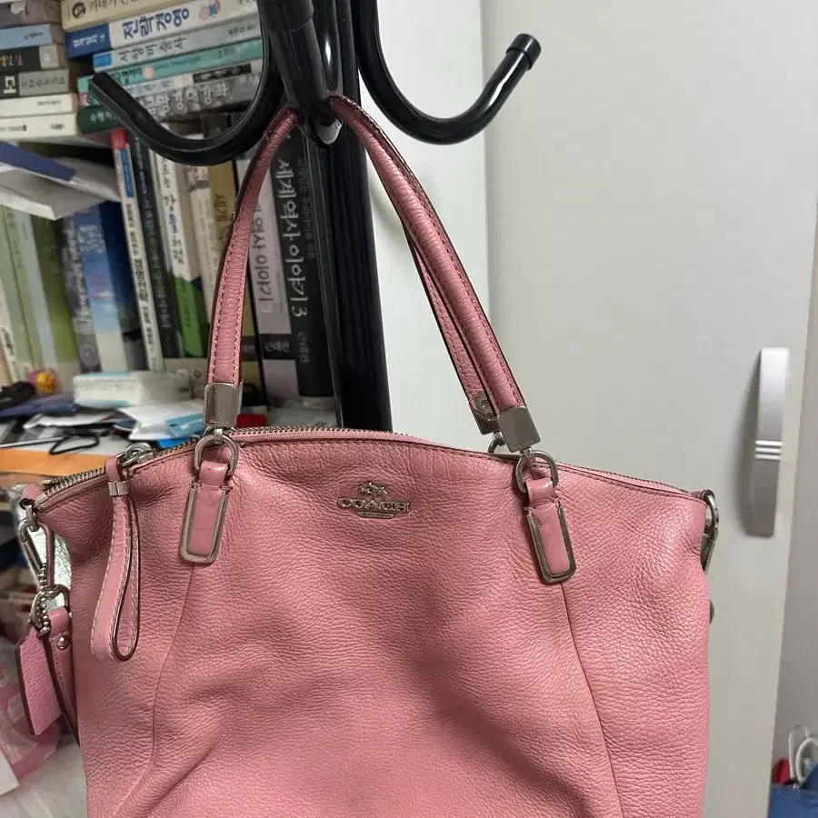 코치 핑크색 가죽 숄더백