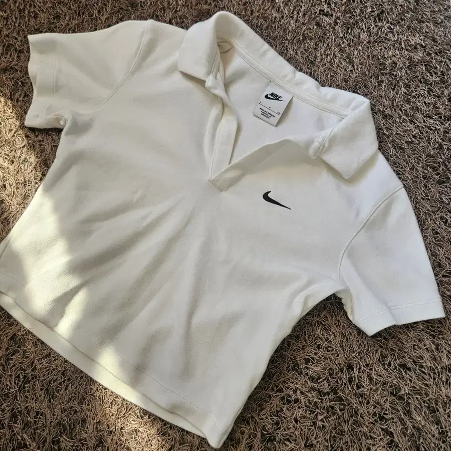 나이키(Nike) NSW 에센셜 반팔 브이넥 크롭 카라티 S size