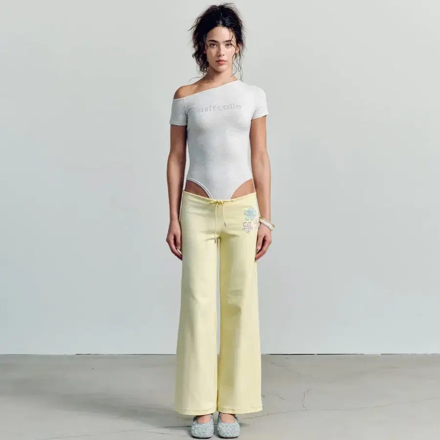 FLOWER APPLIQUE BOOTCUT PANTS YELLOW