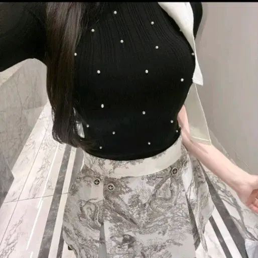 샤로네 배색 리봄 진주 장식 블랙 반팔 니트 수입의류 새거