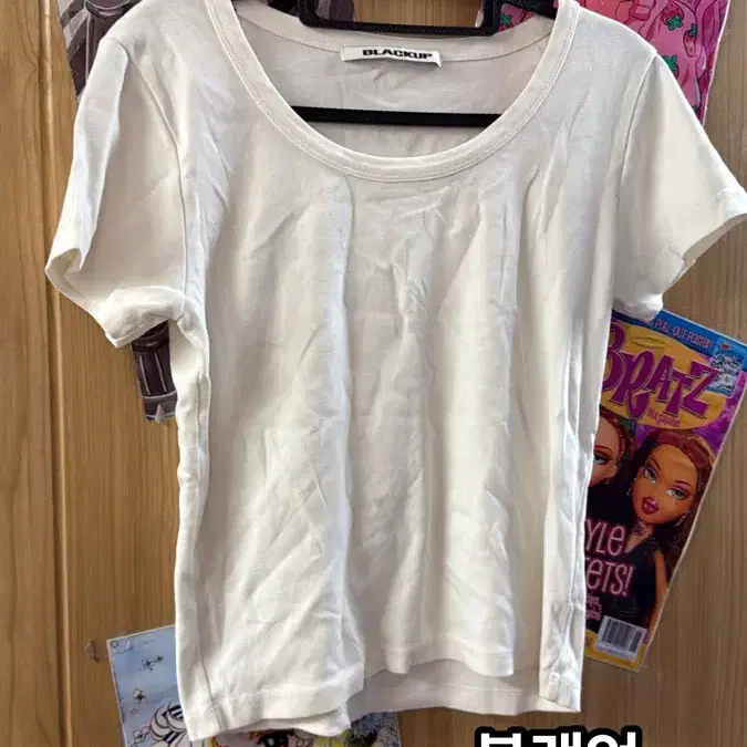 블랙업 라운드넥 반팔 티셔츠 화이트