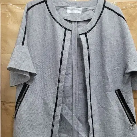 여성 자켓 그레이 블랙 배색 지퍼포켓