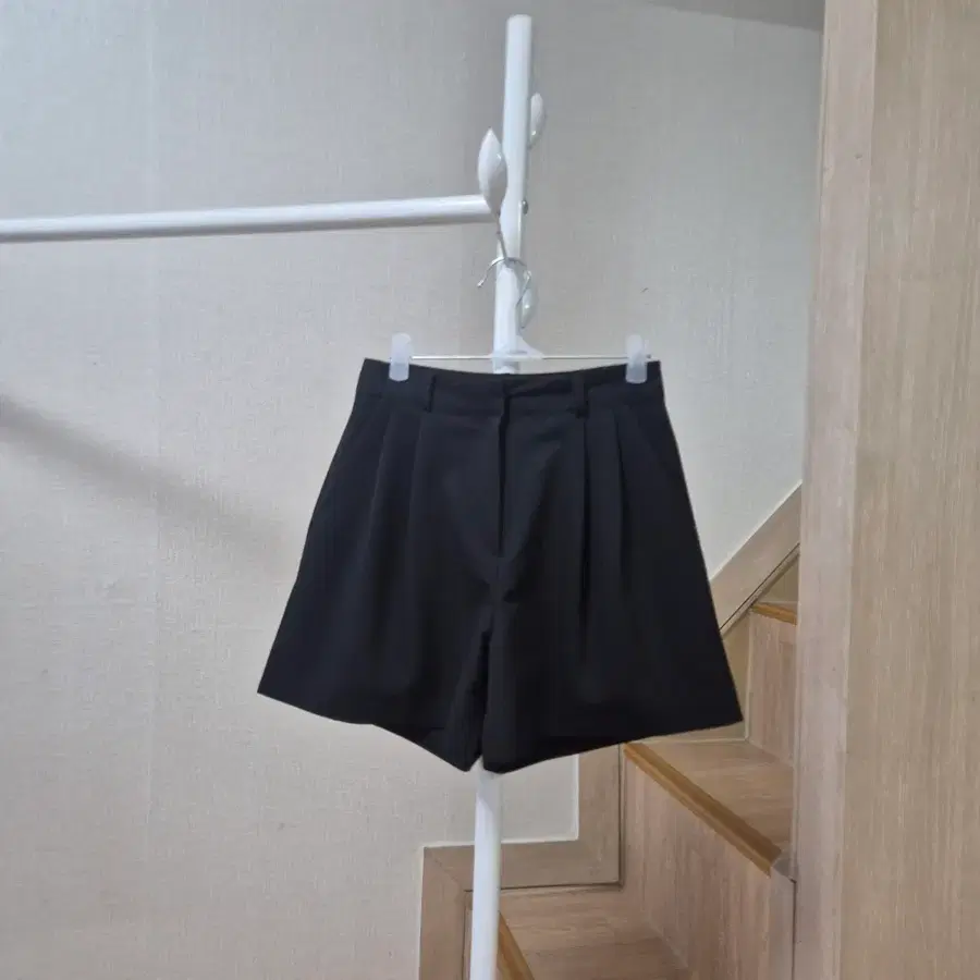 검정색 핀턱 반바지