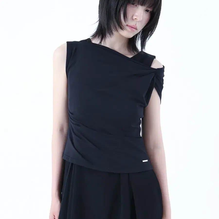 미세키서울 Slanted sleeveless top BLACK