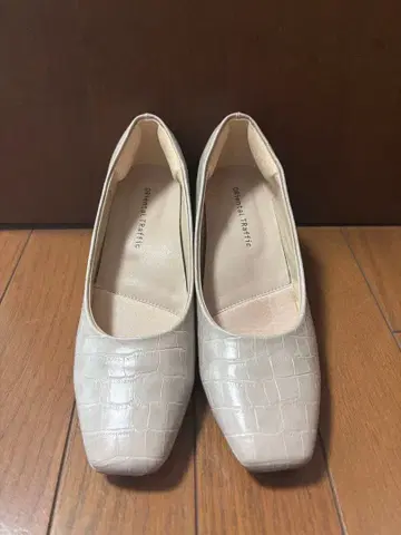 오리엔탈 트래픽 펌프스 악어 엠보싱 아이보리 37