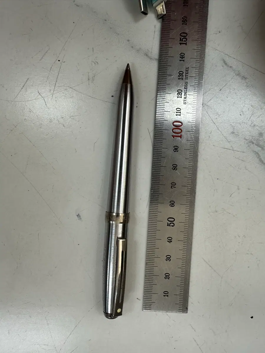 컨디션 양호한  빈티지 쉐퍼 SHEAFFER USA 스틸 볼펜 각인 판매합니다
