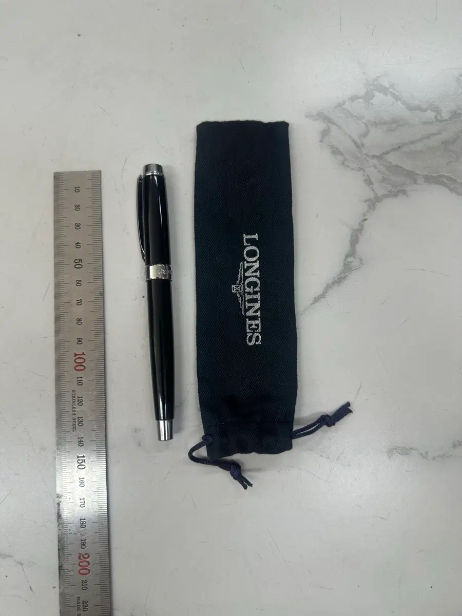 스위스 명품 시계 브랜드 론진(LONGINES)의 오리지널 수성펜(수성 볼펜)입니다. 전용 파우치까지 포함되어 있어 가치가 높습니다.