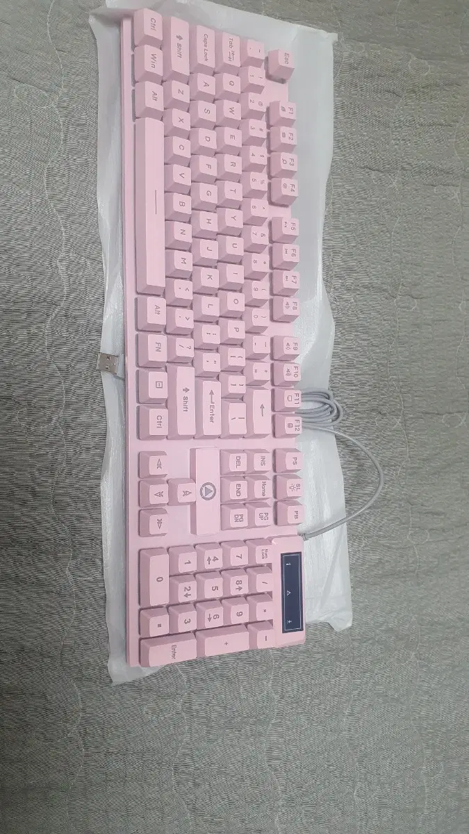 백라이트 탑재 유선 USB 게이밍 키보드 104키 k500