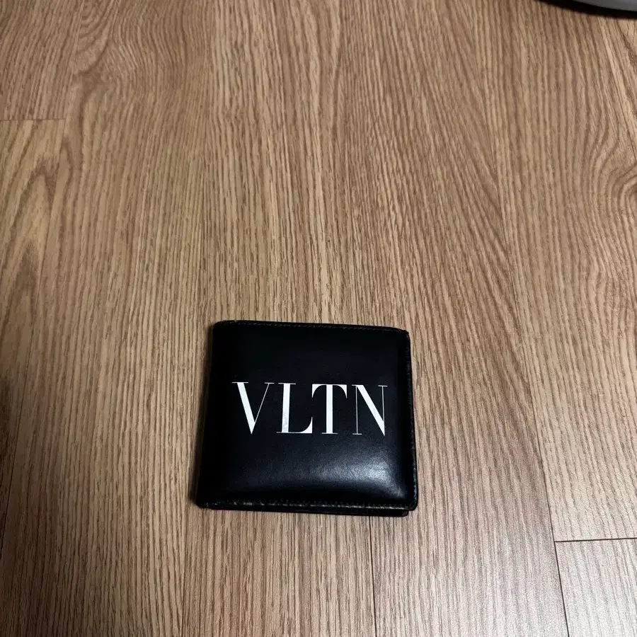 싸게 급처!!발렌티노 VLTN 반지갑 블랙 화이트