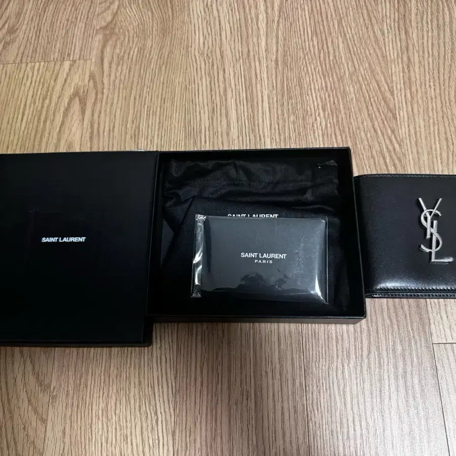 싸게 급처!! 생로랑 모노그램 반지갑 블랙