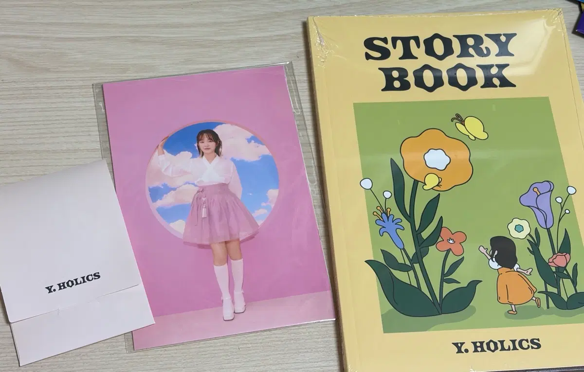 윤하 홀릭스 7기 구성품 팝니다 스토리북 포카 엽서