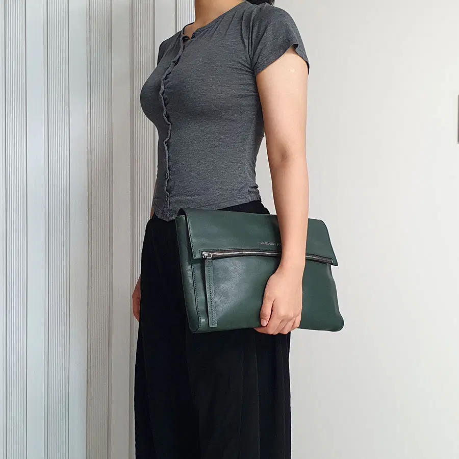 만다리나덕 가죽 남녀 클러치백 세컨백 손가방 중고 가방 은피아노