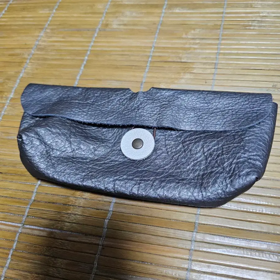 구매시덤)에코파티메아리 가죽파우치 새것