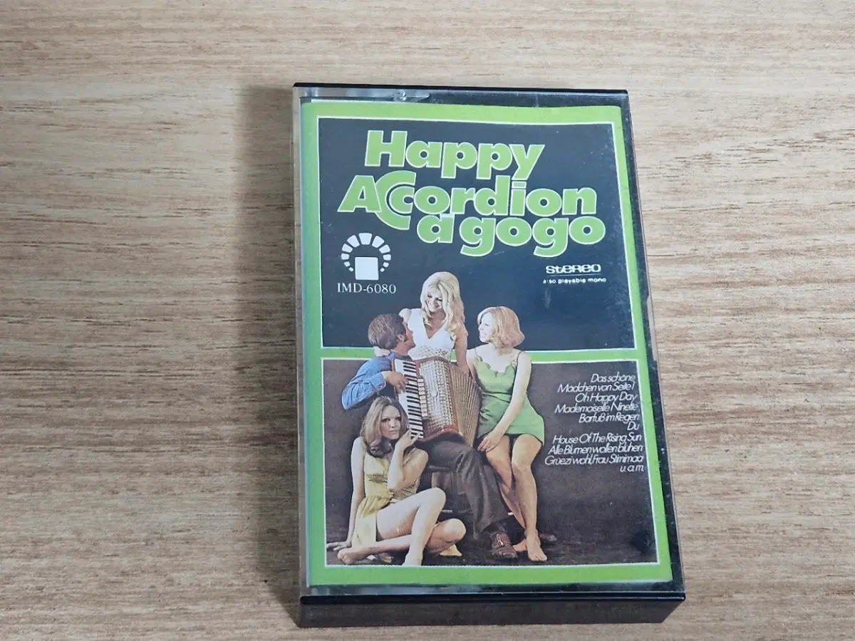 Happy Accordion A Gogo (Tape)