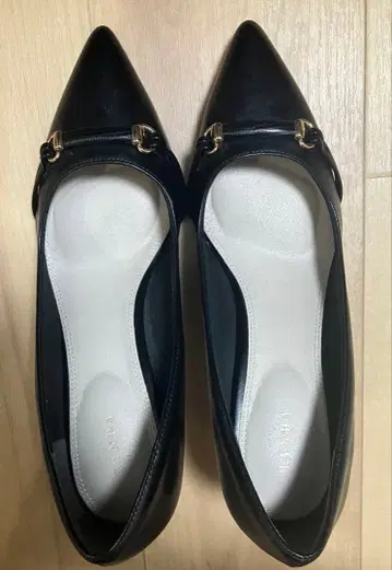 [RANDA] 비트 장식 스틸레토 펌프스 블랙