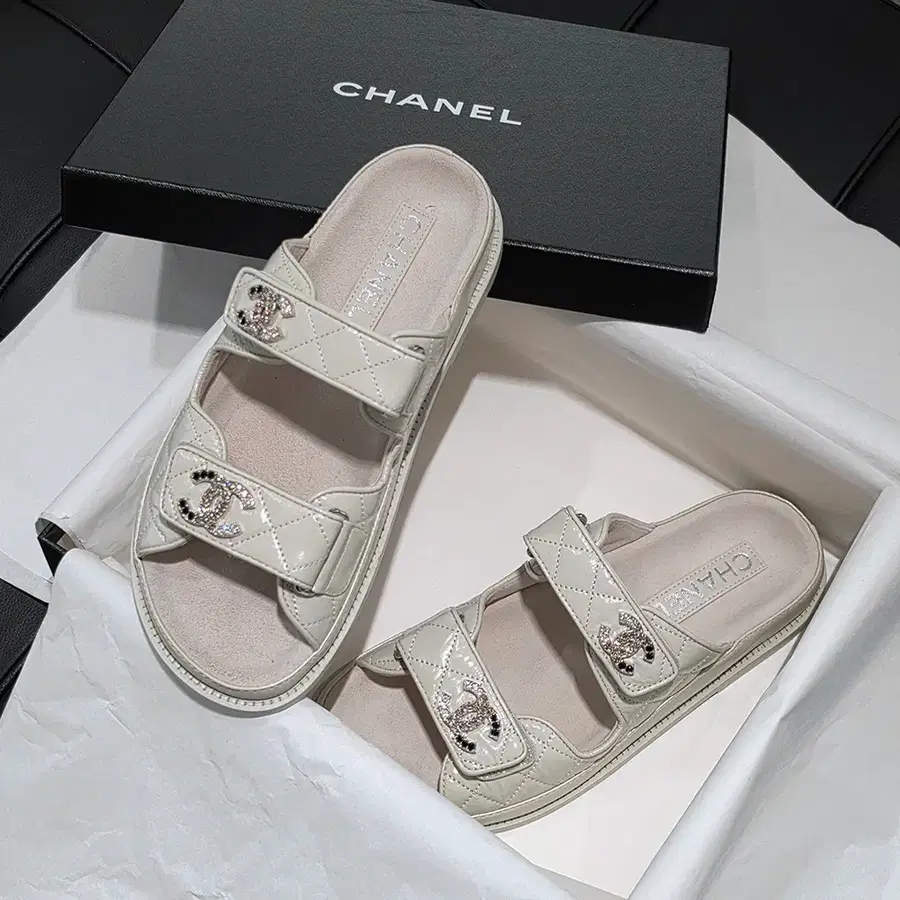 [세일/SALE]여성/샤넬 뮬/벨크로 슬리퍼 크리스탈 CC 로고 연베이지 37