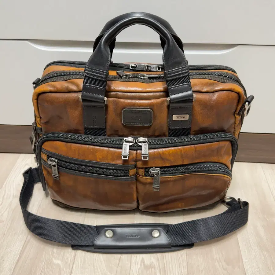 브라운 가죽 소재의 투미 알파 브라보(TUMI Alpha Bravo) 2way 브리프케이스/백입니다