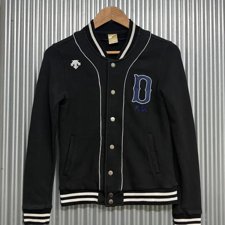 [85] 데상트 DESCENTE 오사카 와펜 스웨트 바시티 자켓 블랙 3.5