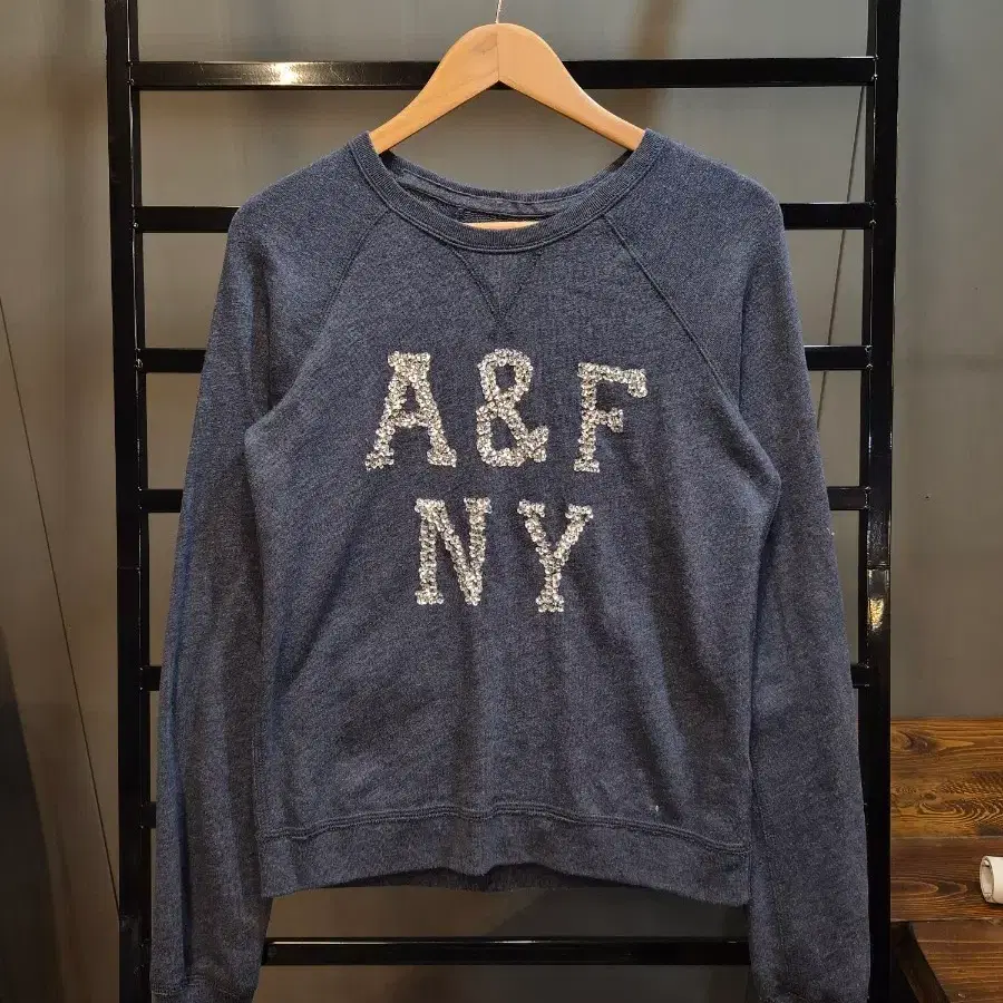 [95] 아베크롬비 Abercrombie A&F NY 스팽글 로고 맨투맨 네이비 3.5