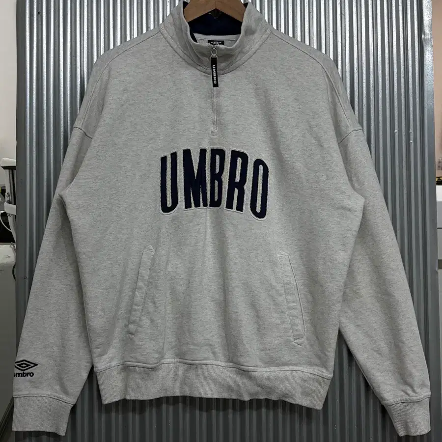 [95] 엄브로 UMBRO 아치로고 아플리케 하프집업 맨투맨 그레이 3.9