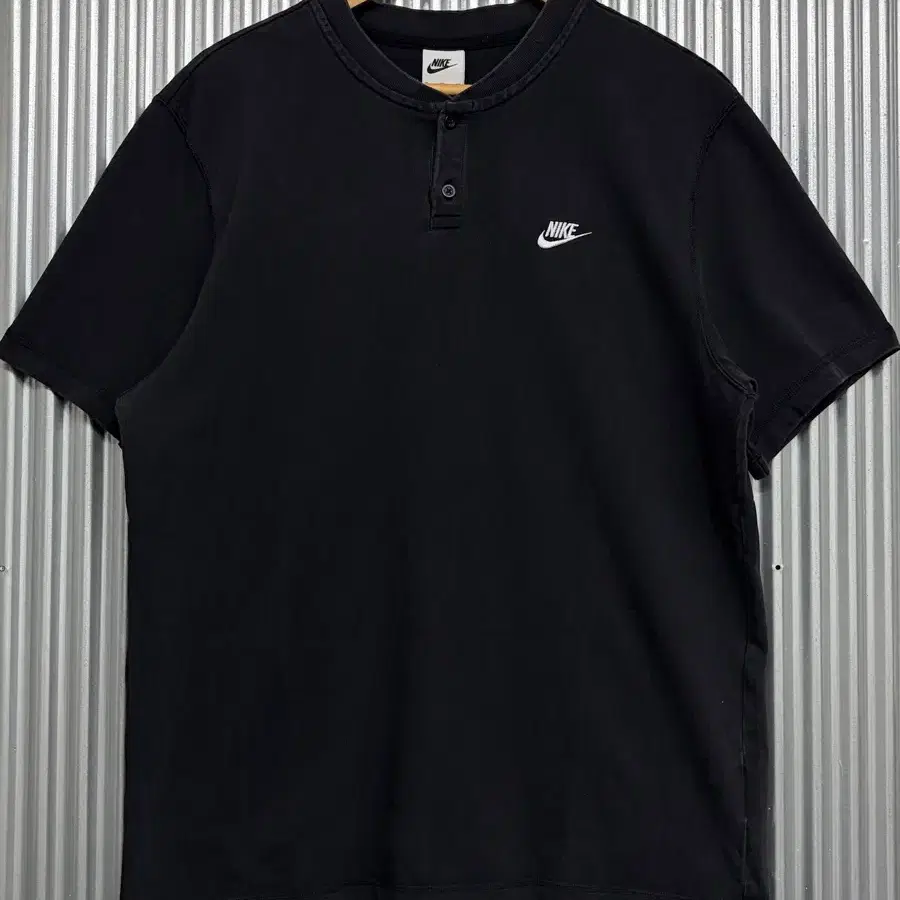 [XL] 나이키 NIKE 헨리넥 스우시 자수 반팔 티셔츠 블랙 2.9