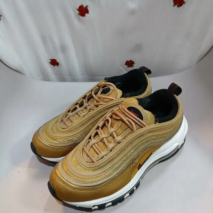 나이키 에어맥스 97 메탈릭 골드 240mm