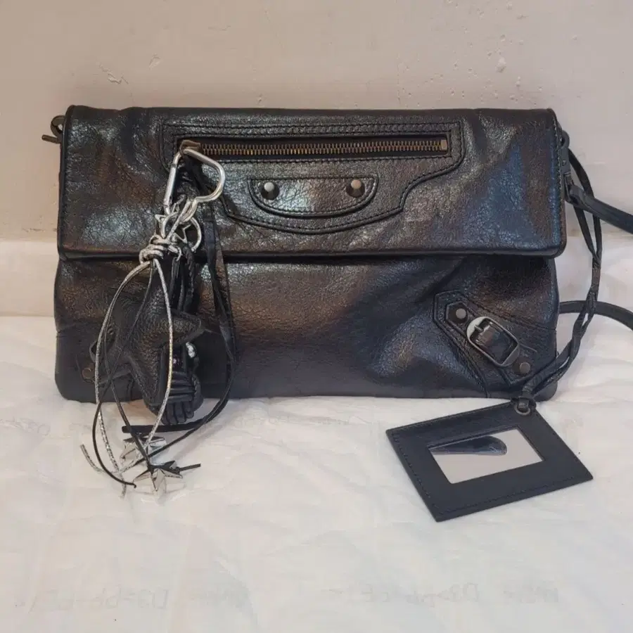 Balenciaga 램스킨 모터크로스 자이언트 엔벨롭 스트랩 크로스백