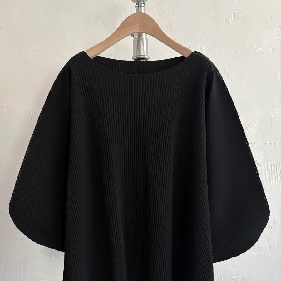 Issey Miyake me 이세이미야케 미 블랙 컬러 플리츠 탑