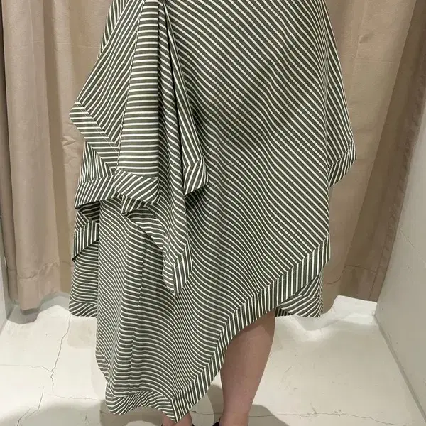 JW앤더슨 사선스트라이프 랩 스커트 R2696