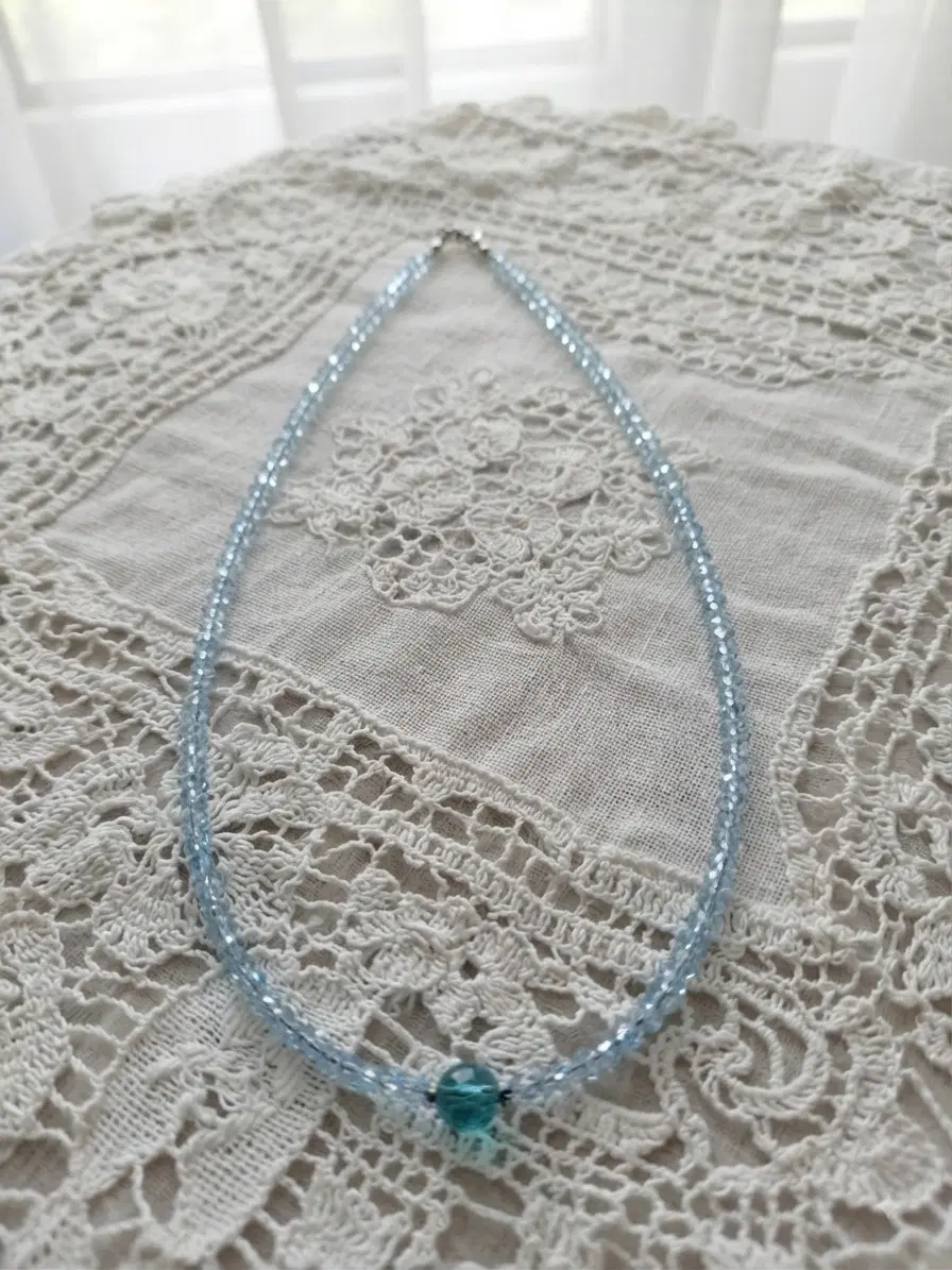 청량한 하늘색 유리 비즈 목걸이 4mm