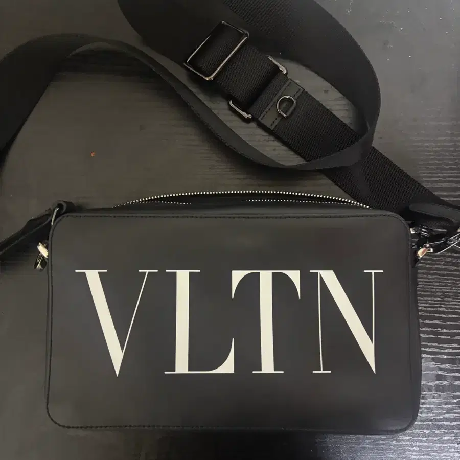 발렌티노 VLTN 크로스백 블랙