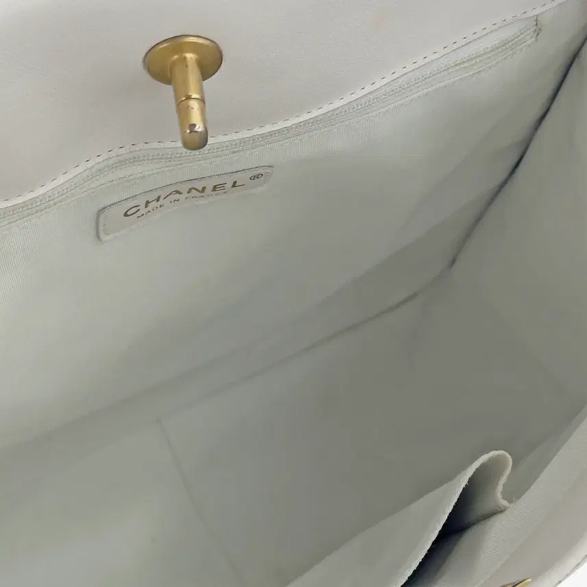 샤넬 AS2304 스위트 클래식 캐비어 쇼퍼백 화이트 31번대 KUVHA3CF 사진 8