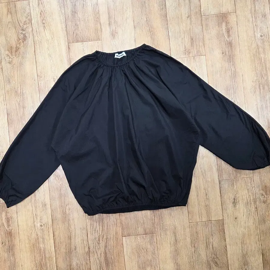 헬베티카(HELVETICA) 셔링 퍼프소매 블라우스 프리사이즈 새상품