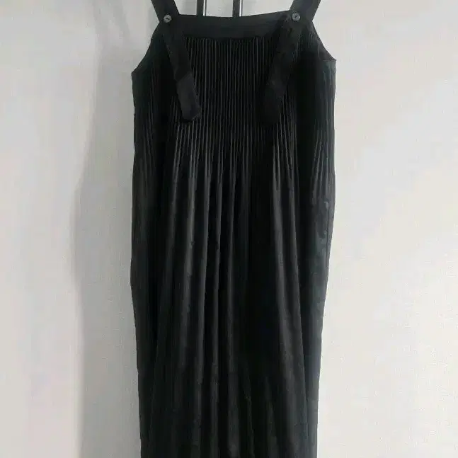블랙 플리츠 멜빵 원피스