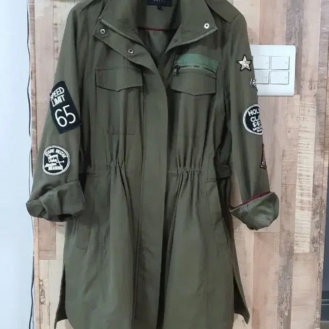 무자크 카키색 패치 야상 자켓