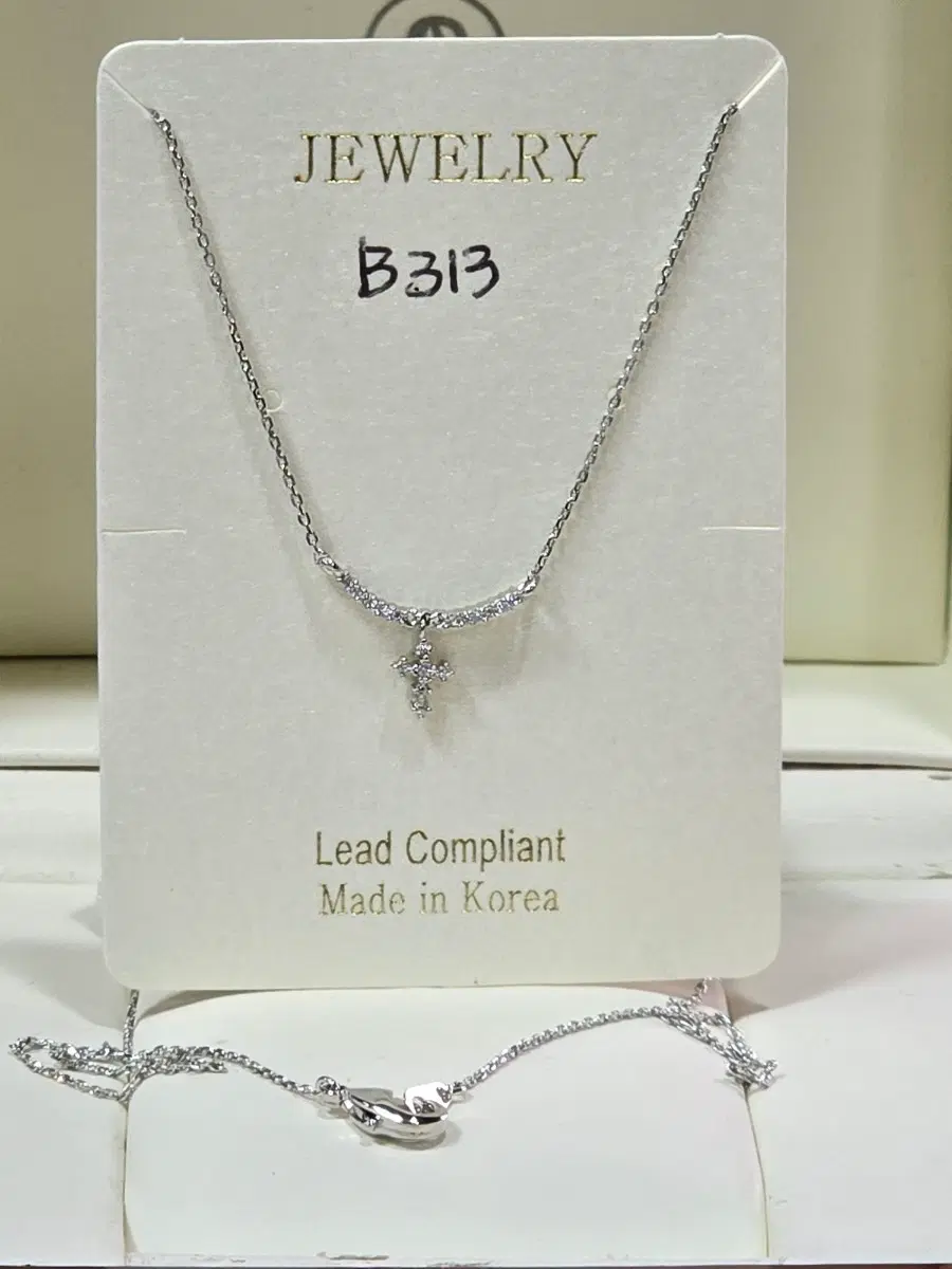 실버색상의 십자가 목걸이 B313