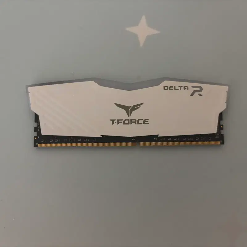 팀그룹 T-FORCE DELTA DDR4 8GB 3200 램 1개 판매합니다
